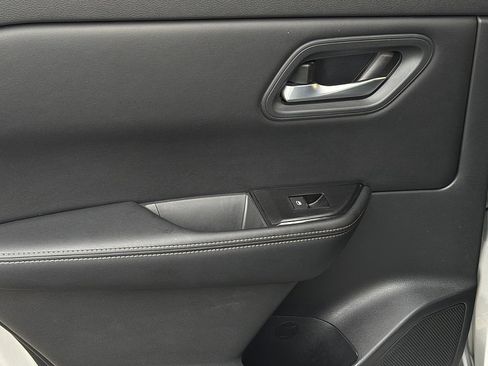 Used 2025 Nissan Rogue SV image 9