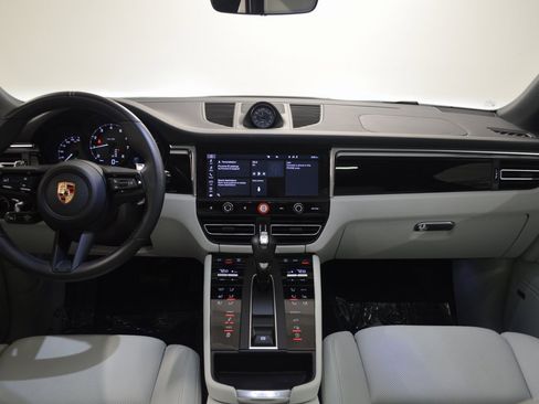 Certified 2025 Porsche Macan image 36