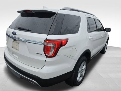 Used 2017 Ford Explorer XLT image 5