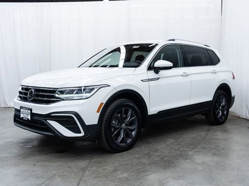 Used 2024 Volkswagen Tiguan SE image 3