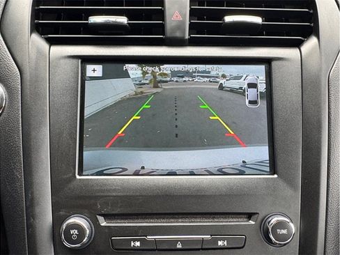 Used 2018 Ford Fusion SE w/ Equipment Group 201A FWD image 17