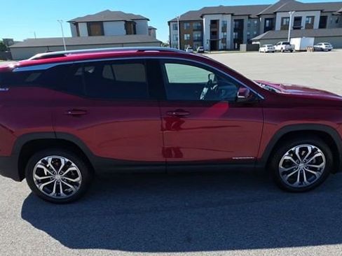 Used 2020 GMC Terrain SLT w/ Preferred Package FWD image 2
