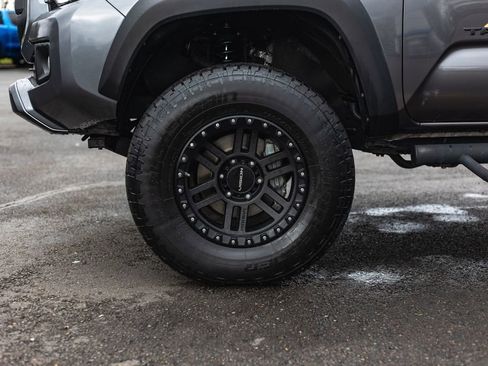 Used 2016 Toyota Tacoma TRD Sport image 16