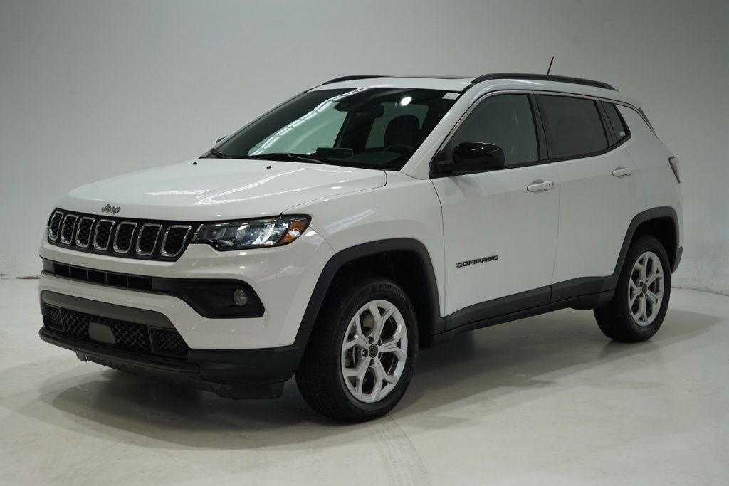 Used 2023 Jeep Compass Latitude w/ Sun and Sound Group AWD/4WD image 3
