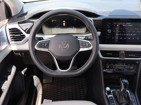 Certified 2025 Volkswagen Taos SE image 15