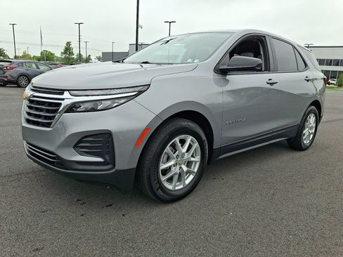 Used 2024 Chevrolet Equinox LS w/ LS Convenience Package FWD image 3