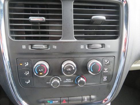 Used 2018 Dodge Grand Caravan SXT image 32