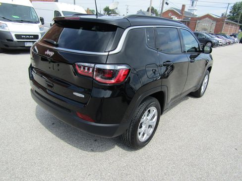 Used 2024 Jeep Compass Latitude AWD/4WD image 3