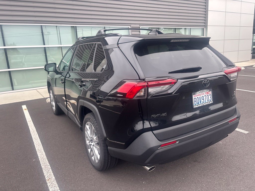 Used 2019 Toyota RAV4 XLE Premium w/ Cold Weather Package AWD/4WD image 7