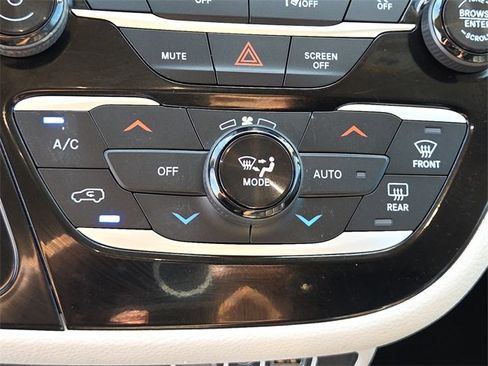 Used 2023 Chrysler Pacifica Touring-L image 25