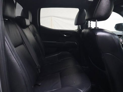Used 2019 Toyota Tacoma TRD Sport image 12