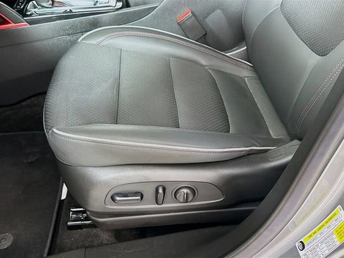 Used 2023 Chevrolet TrailBlazer RS w/ Convenience Package FWD image 9