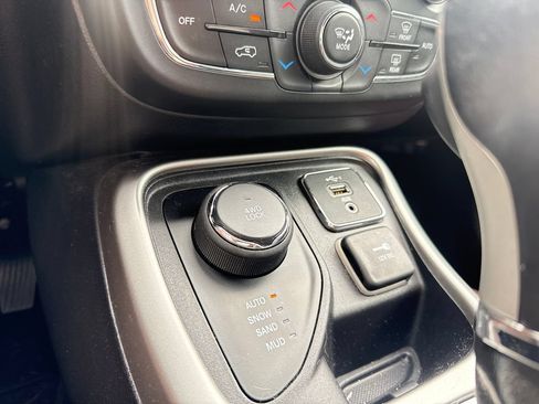 Used 2020 Jeep Compass Latitude w/ Cold Weather Group AWD/4WD image 22