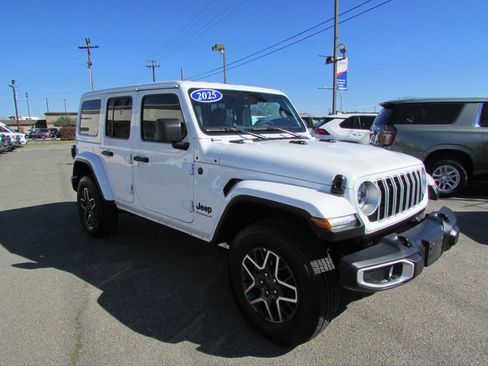 Used 2025 Jeep Wrangler Unlimited Sahara image 2