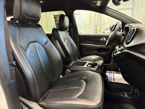 Used 2025 Chrysler Pacifica Select FWD image 32