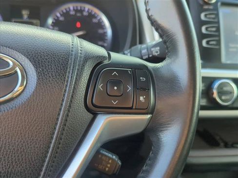 Used 2014 Toyota Highlander XLE FWD image 12