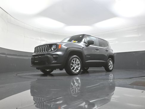 Used 2023 Jeep Renegade Latitude AWD/4WD image 11