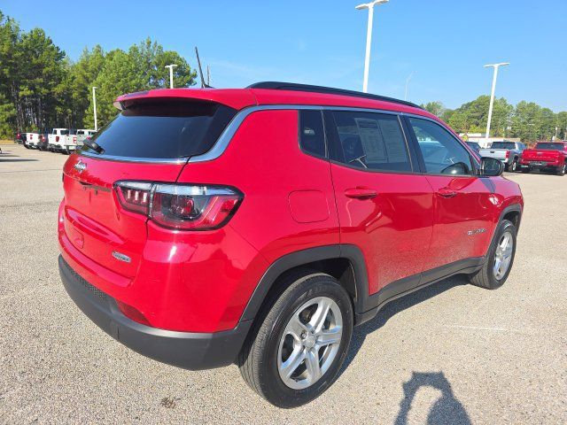 Used 2023 Jeep Compass Latitude w/ Convenience Group AWD/4WD image 5