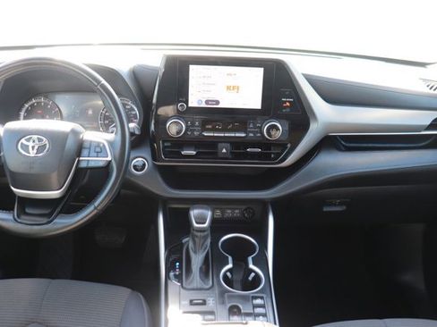 Used 2024 Toyota Highlander LE image 16