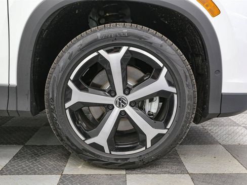 Used 2025 Volkswagen Tiguan SE w/ Panoramic Sunroof Package image 14