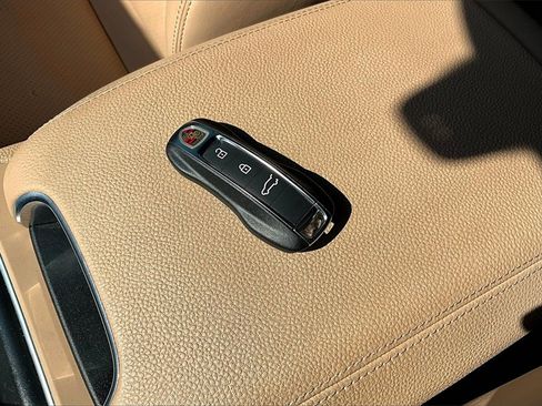 Used 2023 Porsche Cayenne Platinum Edition image 10