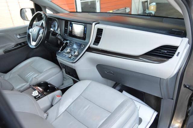 Used 2015 Toyota Sienna XLE Premium AWD/4WD image 19