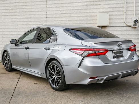 Used 2018 Toyota Camry SE FWD image 8