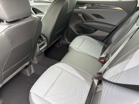 Used 2025 Volkswagen Tiguan SE image 9