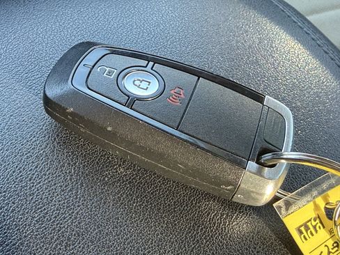 Used 2018 Ford Edge SE image 32