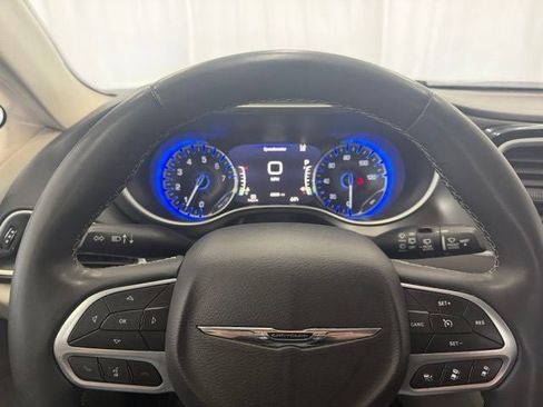 Used 2023 Chrysler Pacifica Touring-L FWD image 6