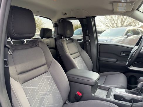 Used 2025 Nissan Frontier SV image 24