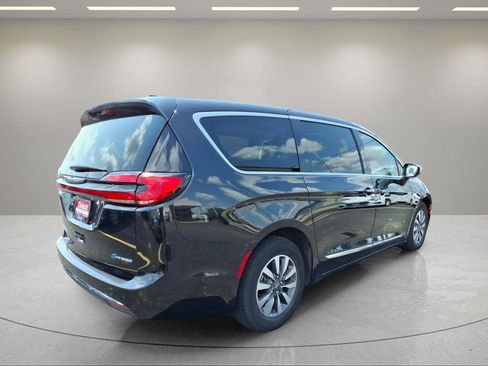 Used 2023 Chrysler Pacifica Limited FWD image 3