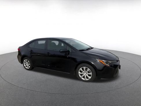 Used 2025 Toyota Corolla LE image 2