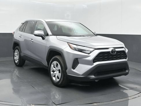 Used 2025 Toyota RAV4 LE AWD/4WD image 3