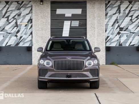Used 2024 Bentley Bentayga Azure image 3
