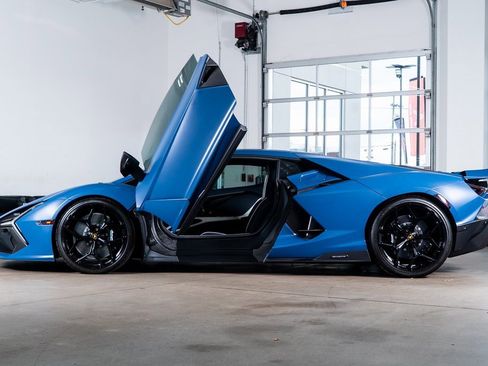 Used 2024 Lamborghini Revuelto image 12
