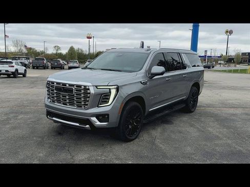 Used 2025 GMC Yukon XL Denali w/ Advanced Technology Package AWD/4WD image 32