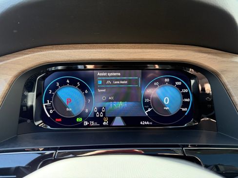 Used 2025 Volkswagen Atlas SE w/ Panoramic Sunroof Package image 18