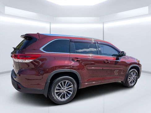 Used 2018 Toyota Highlander XLE FWD image 3
