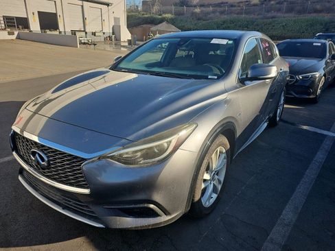 Used 2018 INFINITI QX30 Premium image 3