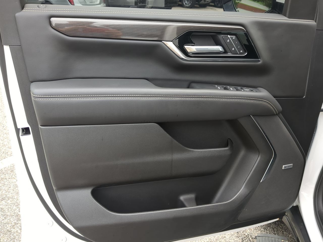 Used 2025 GMC Yukon Elevation AWD/4WD image 23