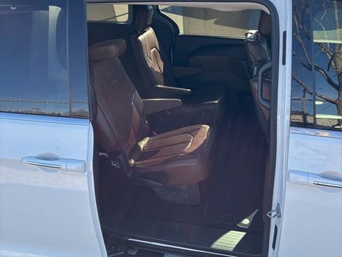 Used 2017 Chrysler Pacifica Limited w/ UConnect Theater Package image 11