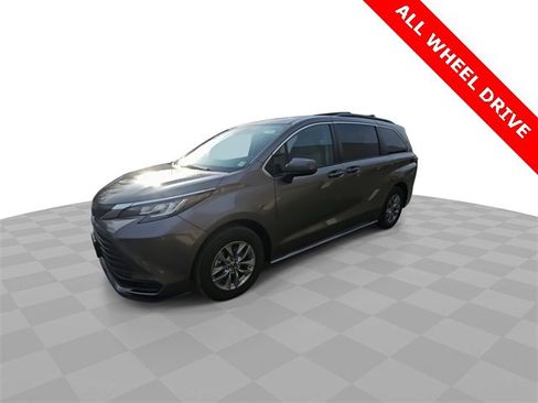 Used 2022 Toyota Sienna LE image 4
