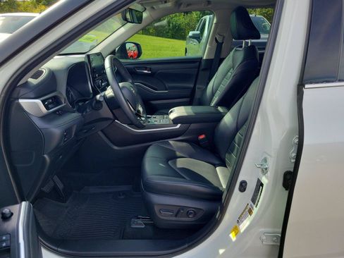 Used 2021 Toyota Highlander XLE AWD/4WD image 16