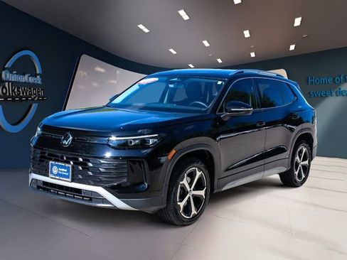 Certified 2025 Volkswagen Tiguan SE image 8