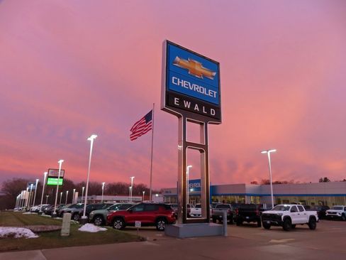 Used 2022 Chevrolet Traverse LT w/ LPO, Floor Liner Package image 9