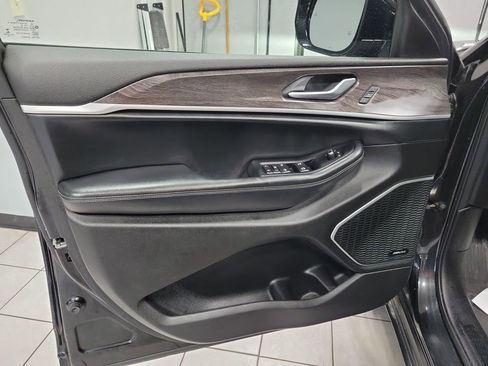 Used 2022 Jeep Grand Cherokee Limited image 38