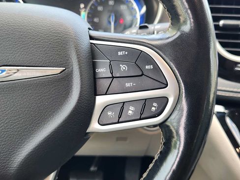 Used 2021 Chrysler Pacifica Touring-L FWD image 27