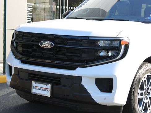 Used 2025 Ford Expedition Active AWD/4WD image 2
