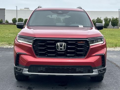 Certified 2025 Honda Pilot TrailSport image 3